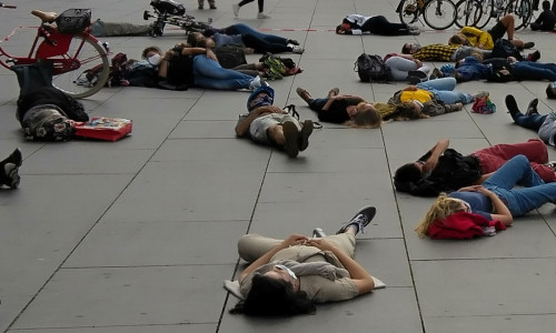 Die-in der Fridays for Future-Bewegung. Hier bei einer Aktion in Braunschweig. (Archiv)