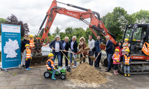 v.l.n.r.: Annette Schudrowitz (Geschäftsführung Bäder, Sport und Freizeit Salzgitter GmbH), Oberbürgermeister Frank Klingebiel, Clemens Löcke (Aufsichtsratsvorsitzender), Doris Holletzek (Stellvertretende Aufsichtsratsvorsitzende), David Tarczewski (Bereichsleitung Stadtbad Salzgtter-Lebenstedt), Stefan Krenge (Staatliches Baumanagement Braunschweig) und Henning Rothfuss (Bauleitung) begleitet von Kindern des St. Markus Kindergartens.