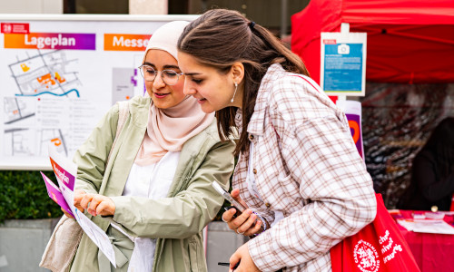 Angehende Studenten beim Hochschulinformationstag. (Archiv)