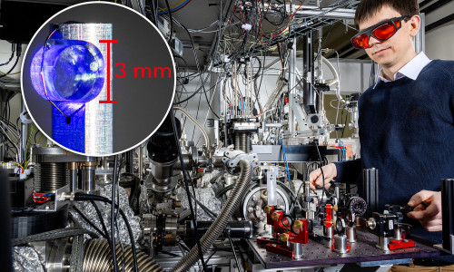 PTB-Wissenschaftler Johannes Tiedau mit dem Laseraufbau und Vakuumsystem für die Untersuchung des Thorium-229 Kerns. Teilbild oben links: Thorium-dotierter Kalziumfluorid-Kristall von der TU Wien. 