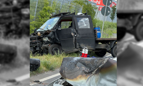 Ein Fahrer starb noch an der Unfallstelle.