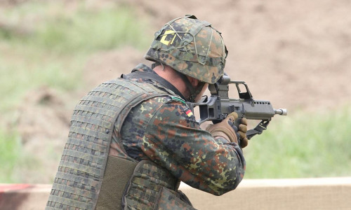 Bundeswehr-Soldat mit G36 (Archiv)