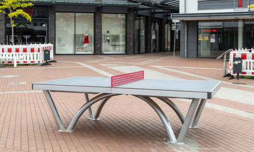 Recht unverhofft steht eine Tischtennisplatte mitten in der Fußgängerzone.