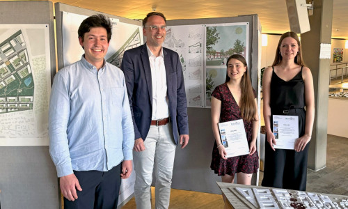 Die beiden Gewinnerinnen des ersten Platzes, Alessa Zinn und Dana de Voß – hier mit dem Stadtrat für Bauen, Stadtplanung, Stadtentwicklung und Umwelt bei der Stadt Salzgitter Michael Tacke und Daniel Grenz (ISU) – präsentieren ihren Entwurf „Kollektiv Thieder Winkel". 