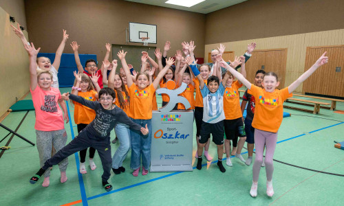 Die Kinder freuen sich über den Sport-Os(z)kar, der von Stefan Honrath, Leiter der Direktion Peine der Volksbank BRAWO und Botschafter von United Kids Foundations, überreicht wurde.