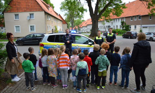 William Chapman, Julia Aßmann und Jonas Borg von der Polizei (v.l.n.r.) wurden von den Kindern empfangen.