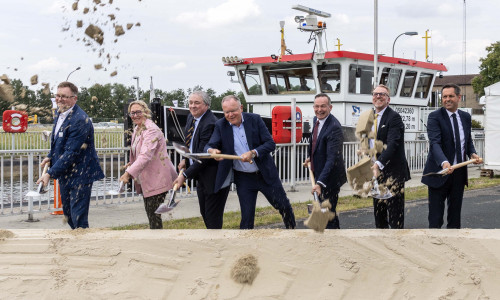 Von rechts: Olaf Lies, niedersächsischer Minister für Wirtschaft, Verkehr, Bauen und Digitalisierung; Eric Oehlmann, Leiter der GDWS; Bundesminister Dr. Volker Wissing; Stephan Weil, niedersächsischer Ministerpräsident; Martin Staats, Präsident des BdB; Birgit Potrafki, Finanzvorständin Salzgitter AG; Frank Schreiber, CEO Johann Bunte Bauunternehmung SE& Co.KG.