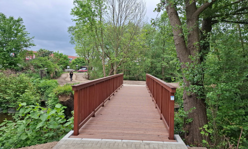  Mit der neu gesetzten Forresbrücke kann die Radau wieder überquert werden.