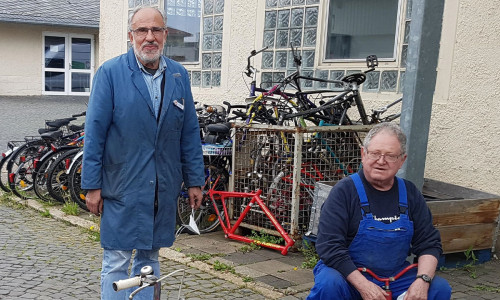 Zwei bekannte Gesichter in der DRK-Fahrradwerkstatt: Giovanni Mellino (links) und Jakob Ganther.
