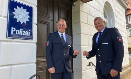 Symbolische Schlüsselübergabe vor der Dienststelle - Martin Görlich (links) übernimmt die Leitung des Polizeikommissariates Bad Harzburg von Torsten Ahrens (rechts).