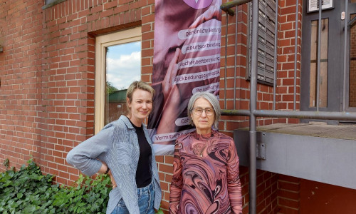 Die beiden Hebammen Tanja Neumann (links) und Nina Petrakov beraten in der Hebammenzentrale des Landkreises Gifhorn in der Braunschweiger Straße 15 in Gifhorn.