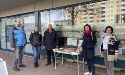 Anikó Glogowski-Merten (2. v. re.) letztes Jahr beim Besuch im AWO-Nachbarschaftsladen BS-Heidberg.