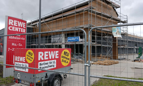 Dieses Bild gehört der Vergangenheit an: Mittlerweile ist der Bauzaun vor dem neuen Center entfernt und ein neuer Schriftzug ziert den Eingangsbereich. (Archiv)