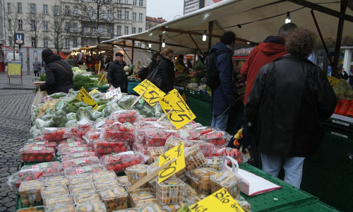 Obst und Gemüse auf einem Marktstand (Archiv)