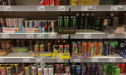 Energydrinks im Supermarktregal (Archiv)