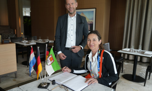 Marianne van Leeuwen, Vize-Präsidentin des Königlich Niederländischen Fußballbundes, trägt sich ins Gästebuch der Stadt Wolfsburg ein. 