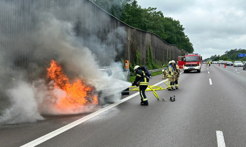 Das Fahrzeug stand in Flammen und musste gelöscht werden.
