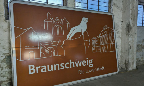 Eine der touristischen Hinweistafeln, die für die Stadt Braunschweig erstellt worden sind. Hier in einem Lager.