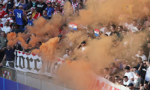 Rauchschwaden über kroatischem Fanblock in Gruppenphase bei EM 2024
