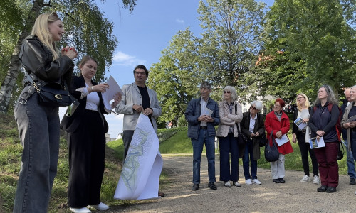 Beim Spaziergang wurden Bürger über die Pläne zur LaGa 2030 in Wolfenbüttel informiert.