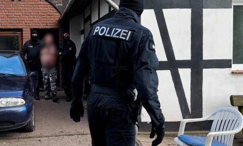Hier wird ein Verdächtiger in NRW festgenommen. Auch in Salzgitter wurden zwei Wohnungen durchsucht.
