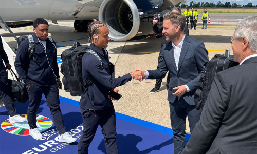 Ankunft der Niederländischen Nationalmannschaft am Flughafen Braunschweig-Wolfsburg. Oberbürgermeister Dennis Weilmann nahm die Spieler in Empfang.