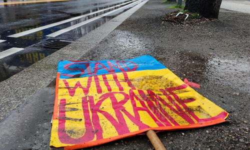 Schild "Stand with Ukraine" liegt auf dem Boden (Archiv)