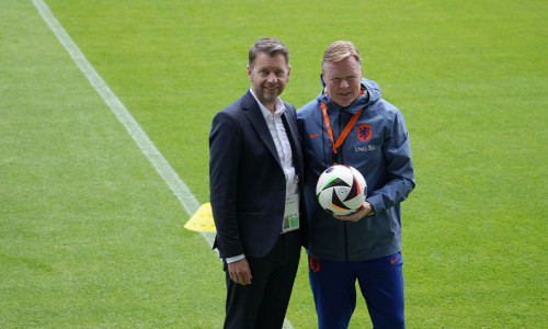 Oberbürgermeister Dennis Weilmann übergab den Ball symbolisch an den niederländischen Nationaltrainer Ronald Koeman.