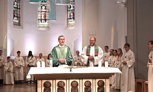 Der Hildesheimer Bischof Dr. Heiner Wilmer (li.) mit Pfarrer Matthias Eggers beim Gottesdienst in St. Petrus.