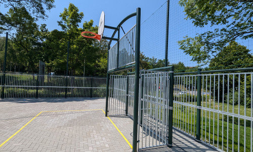 Stabil und gut abgesichert: Eine intelligente Konstruktion ermöglicht sowohl ein Basketball-, aber auch ein Fußballspiel.