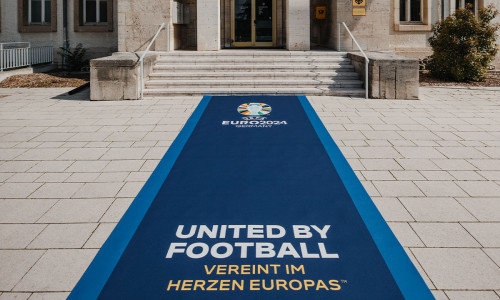 Der blaue Teppich für die Willkommenszeremonie am Dienstag, präsentiert vor der Treppe zum Flughafengebäude.