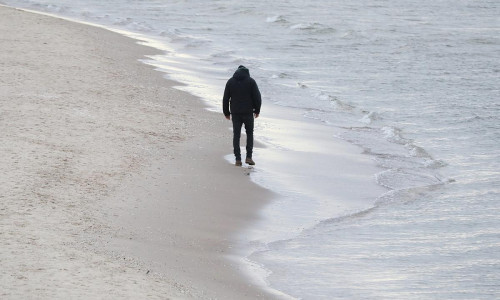 Mann allein am Strand
