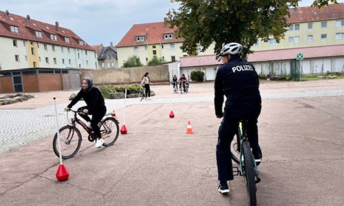 Die Polizei unterstützt beim Training.