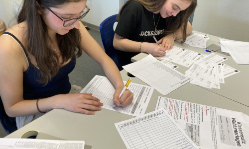 Schüler bei der Vorbereitung der Wahl.