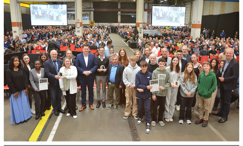 Gruppenbild der Preisträger gemeinsam mit dem Oberbürgermeister, dem Werkmanagement und dem Betriebsrat von Volkswagen Braunschweig. 