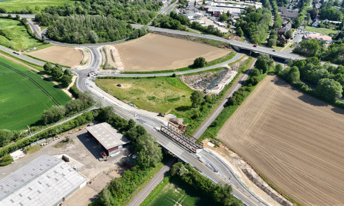 Um den Verkehr von der alten B-6-Brücke umzuleiten, wurde eine Querspange im Bereich der AS Salzgitter-Bad gebaut. Der Ütschenweg wurde verbreitert und eine Brücke über die Bahnschienen errichtet.