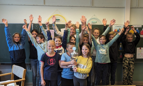 Die Kinder der dritten und vierten Klassen freuten über den Besuch von Oberbürgermeisterin Urte Schwerdtner (hinten, Mitte), die der Grundschule Wiedelah den Arcachon-Pokal überreichte.