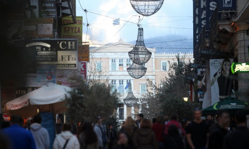 Einkaufsstraße in Athen mit Griechischem Parlament (Archiv)