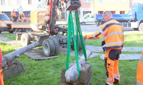 Die Rohre wurden vor der Feuerwache für ihren Transport vorbereitet.