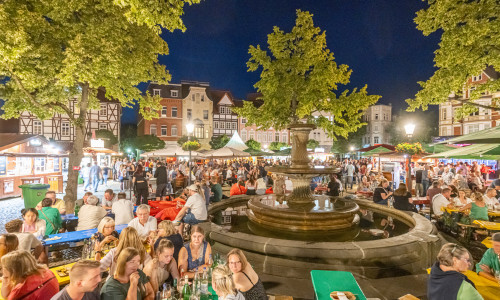 Gemütlichkeit und Geselligkeit stehen beim Peiner Weinfest auf dem Historischen Marktplatz im Mittelpunkt. 