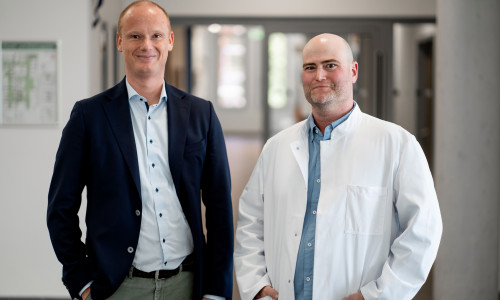 Dr. Jan Wolff (links), Geschäftsführer vom Krankenhaus Marienstift, und der neue Chefarzt Dr. med. Burkhard Grein (rechts).