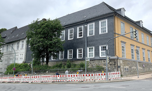 Der Bürgersteig der Silberstraße entlang des LBEG-Dienstsitzes in Clausthal-Zellerfeld ist aufgrund der Sanierung der Stützmauer bis voraussichtlich Mitte August gesperrt.