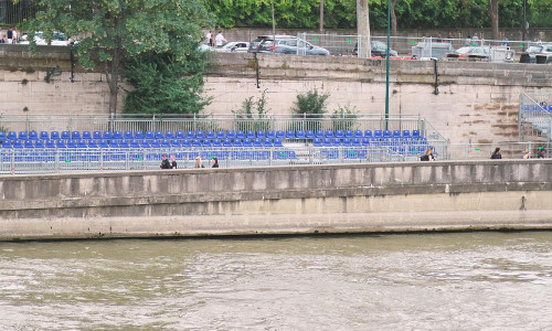 Zuschauertribüne für die Schwimmwettbewerbe an der Seine (Archiv)