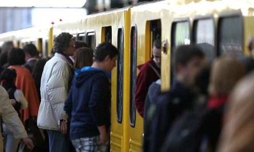 Fahrgäste am Bahnsteig einer Berliner U-Bahn