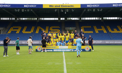 Am Dienstag gab es ein Foto-Shooting mit der Mannschaft im Eintracht Stadion.