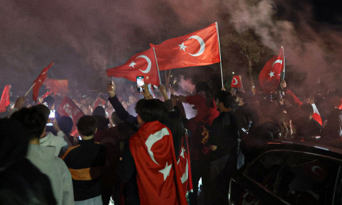 Die türkischen Fans feiern den Sieg im Achtelfinale in Salzgitter.
