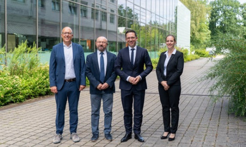 Gemeinsam für Innovation made in Braunschweig: Wissenschaftsminister Falko Mohrs (2. v. re.) mit den Institutsleitern Prof. Dr.-Ing. Bohumil Kasal (Fraunhofer WKI, 2. v. li.) und Prof. Dr.-Ing. Christoph Herrmann (Fraunhofer IST) sowie der stellvertretenden Institutsleiterin des Fraunhofer IST, Dr.-Ing. Sabrina Zellmer. 