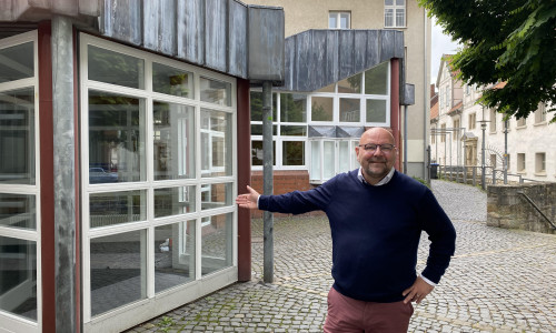 CDU-Fraktionschef Marc Angerstein vor dem neuen Bürgeramt der Stadt Wolfenbüttel. Wenn es nach der CDU geht, sollen Bürger hier Tag und Nacht ihre neuen Ausweise über eine Dokumentenausgabebox abholen können.