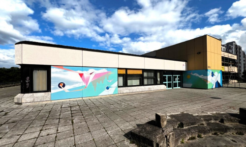 Das Fassadenbildduo am BFZ Westhagen sorgt für frische Farbtupfer am Schulgebäude. 