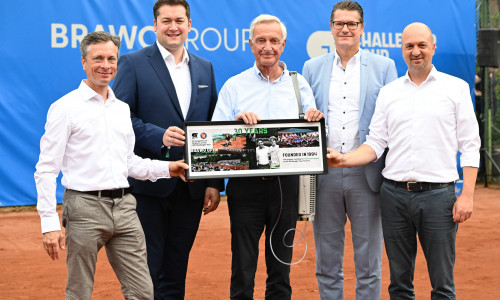 Das ATP verlieh Markus Beese (l.), Harald Tenzer (m.), beide Geschäftsführer der veranstaltenden Brunswiek Marketing GmbH, sowie Turnierdirektor Volker Jäcke (r.) im Beisein von Dr. Thorsten Kornblum (2.v.l.), Oberbürgermeister der Stadt Braunschweig sowie TNB-Präsident Raik Packeiser (2.v.r.) einen Award für 30 Jahre Braunschweiger Tennisgeschichte. 